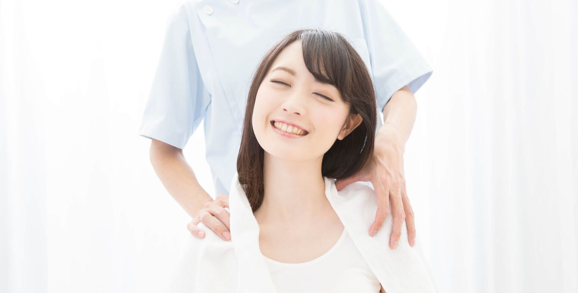 肩のマッサージを受ける女性